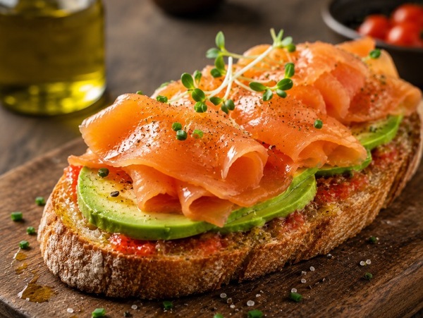 SALMÓN AHUMADO Y AGUACATE