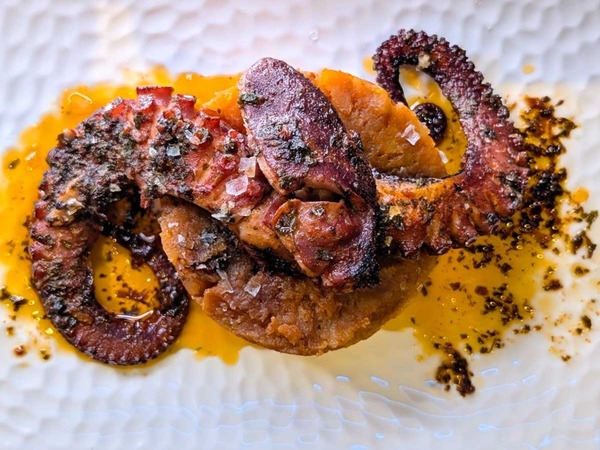 Pulpo sobre Patatas Revolconas