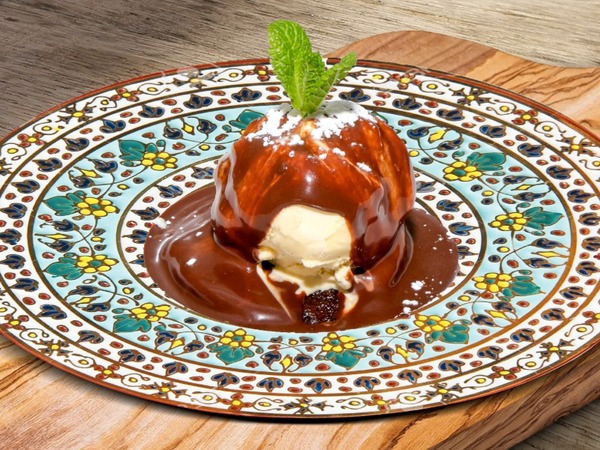 Brownie con nueces, helado y salsa de chocolate