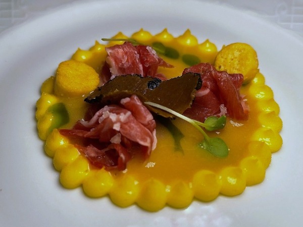 Láminas de presa ibérica, suero de cebolletas, emulsión de queso payoyo y trufa