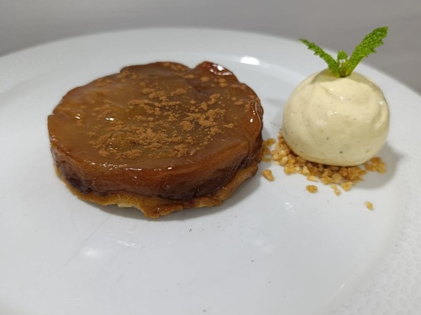 Tarta tatín de manzana con helado de vainilla