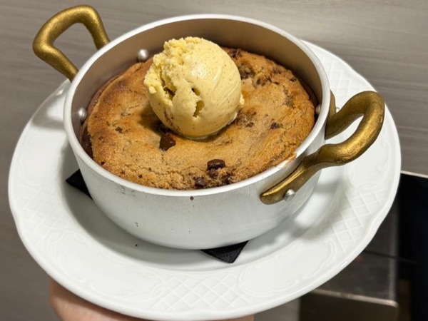 Micuit de chocolate con galletas cookies y helado de vainilla