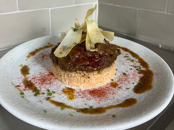 Lagarto ibérico guisado al oloroso sobre salteado de arroz jazmín