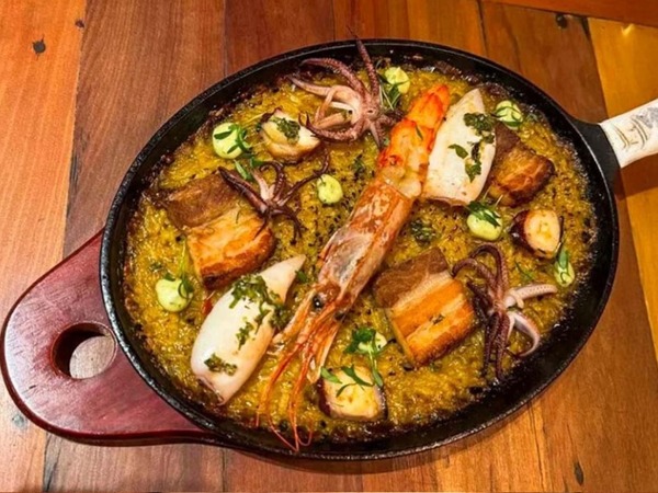 SOCARRAT CON MARISCOS & CHANCHITO 