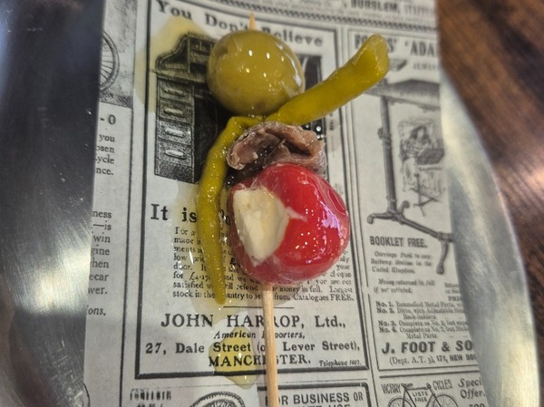 Gilda de anchoa y pimiento relleno de queso y nueces