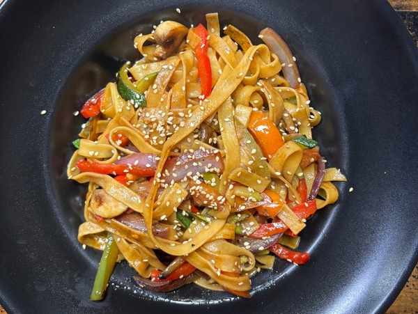 TALLARINES CON VERDURAS AL WOK