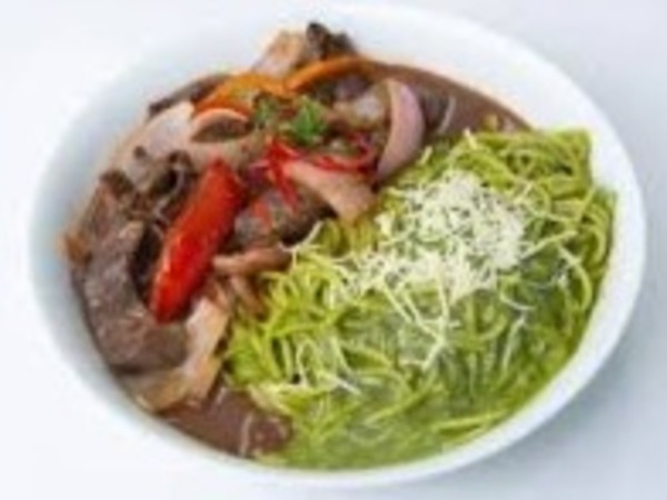 TALLARIN VERDE CON FILETE ENCEBOLLADO