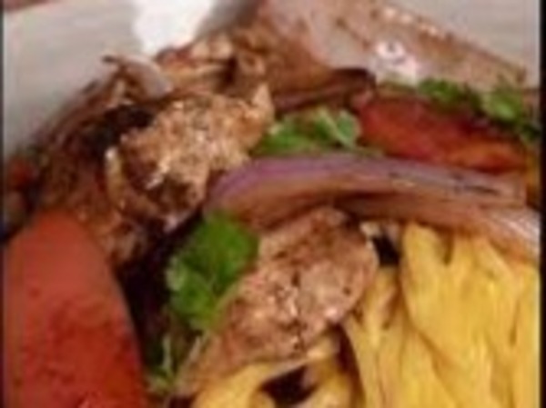 TALLARIN HUANCAINA CON FILETE ENCEBOLLADO