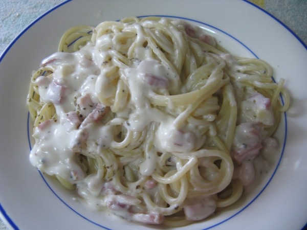 Spaghetti con salsa de queso