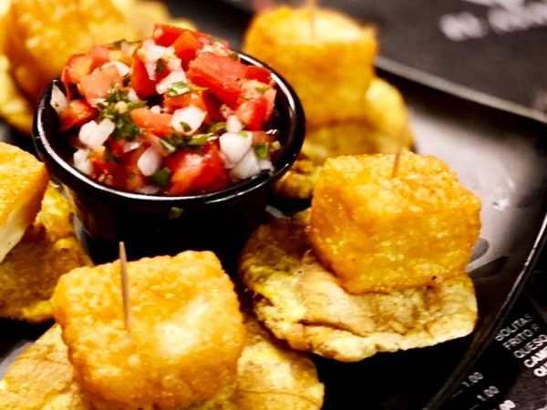 Tostones con queso frito y pico de gallo