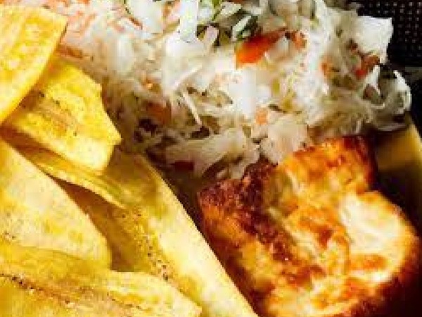 Tajadas de platano con queso frito y ensalada de repollo