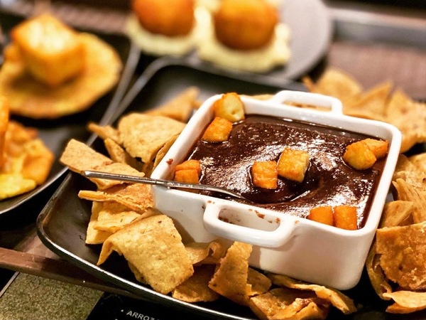 Cazuelita de frijolitos refritos con totopos y cuadritos de queso frito