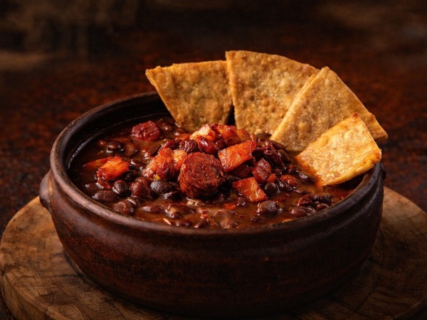 Cazuelita de frijoles enteros con chorizo, bacon y tortillas fritas