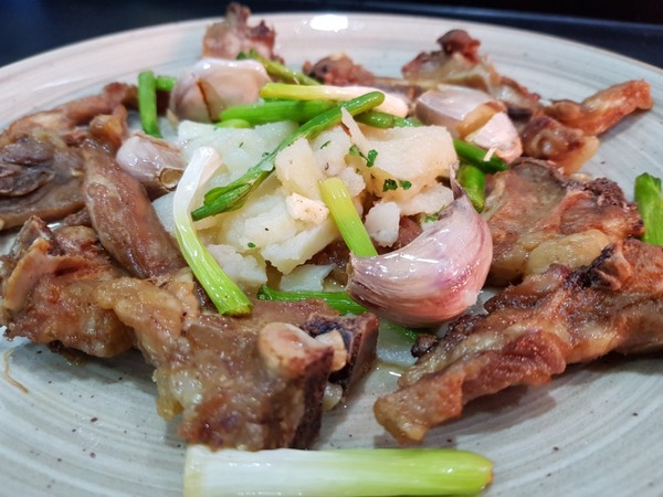 CABRITO FRITO CON AJOS