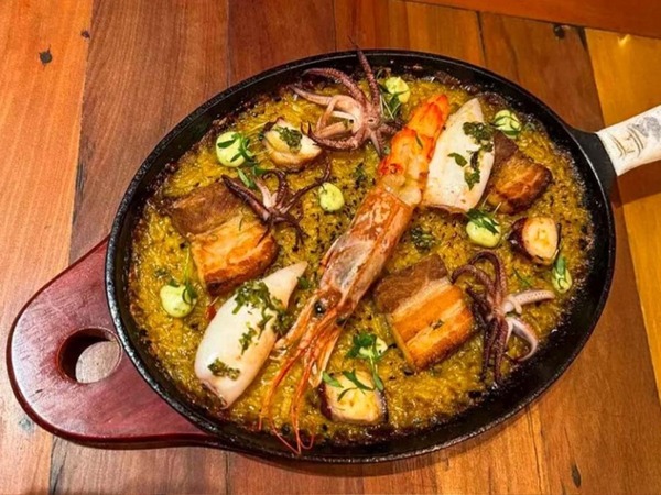 SOCARRAT CON MARISCOS & CHANCHITO 