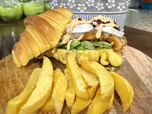 Croissant de pollo frito rebozado en kikos 