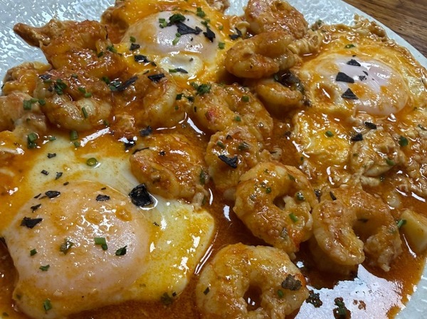 Huevos rotos con gambones