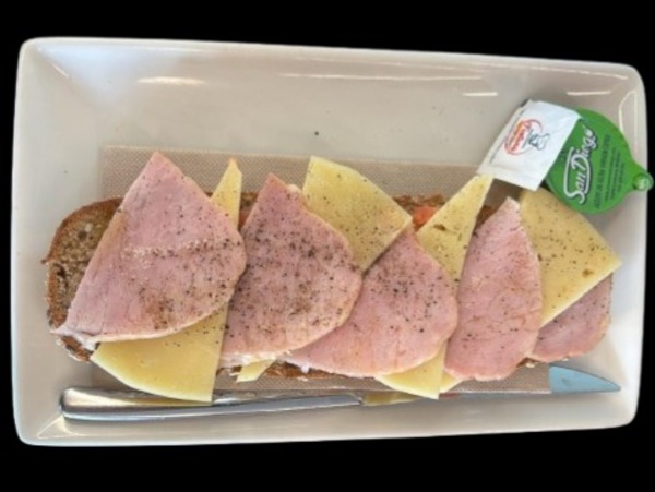 Tostada de jamón cocido asado con queso curado