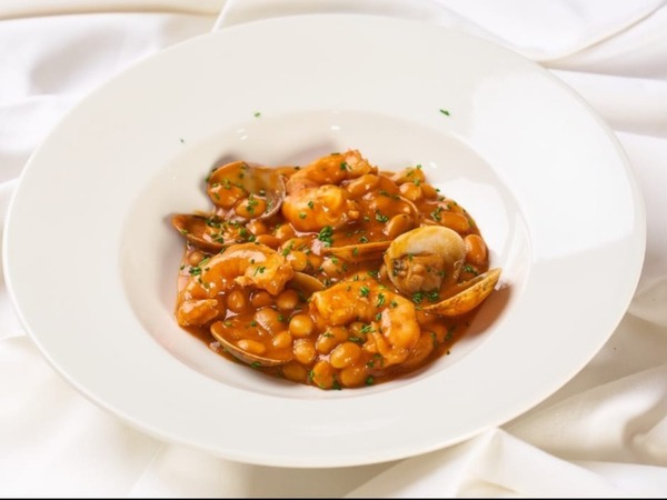 Alubias pochas con almejas y langostinos
