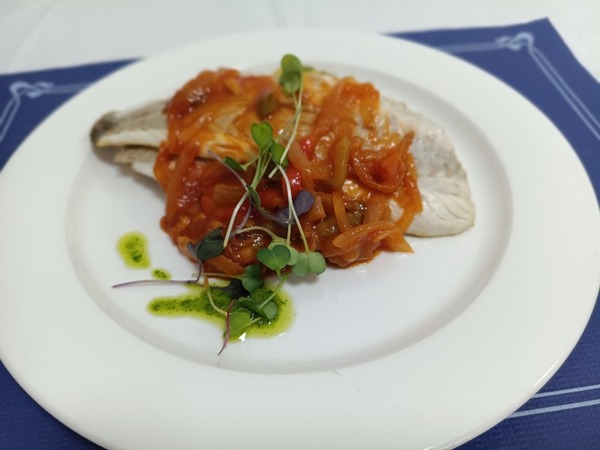 LOMO DE LUBINA A LA RIOJANA CON PATATAS PANADERAS