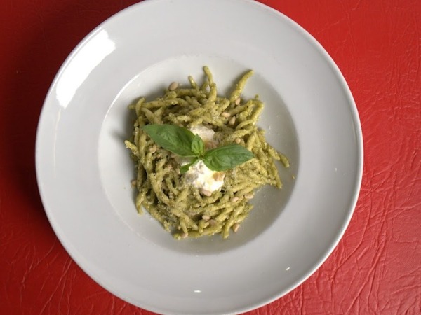 TROFIE AL PESTO DI BASILICO CON STRACCIATELLA E PINOLI