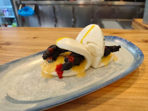 Pan bao de calamares en tempura de tinta y mayo citrica.
