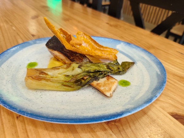 Salmón lacado con salsa de ostras, crema de maíz, pack choi.