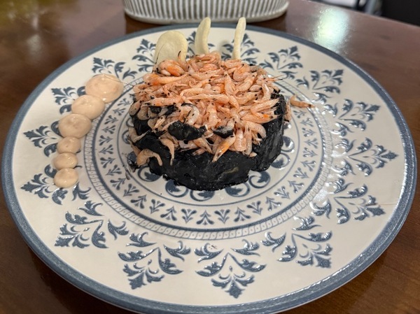 Ensaladilla de camarones con alioli negro y pan de gambas 
