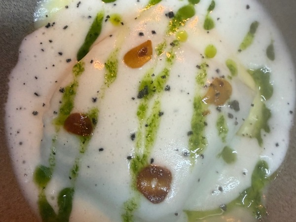 Bacalao confitado, espuma de pilpil, parmentier de patata, ajo y piel crujiente 