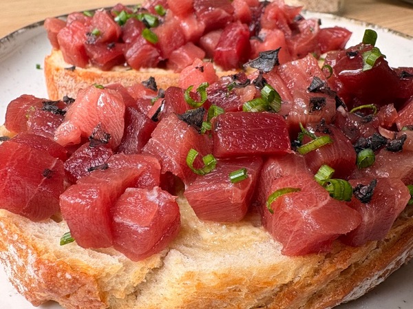 Tostas de atún rojo Gadira con mayonesa trufa 