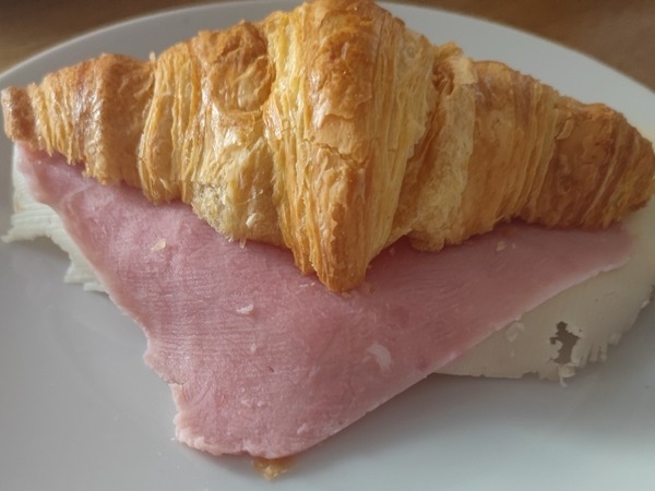 Croissant jamon cocido y queso