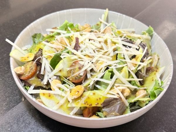 Ensalada de Granny Smith con Almendras, Parmesano y Vinagreta de Miel y Mostaza