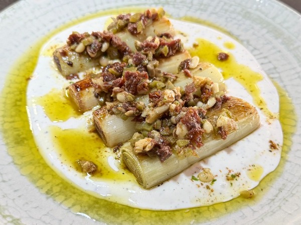 Puerros Horneados, Salsa de Yogur y Lima con Vinagreta de Tomates y Frutos Secos