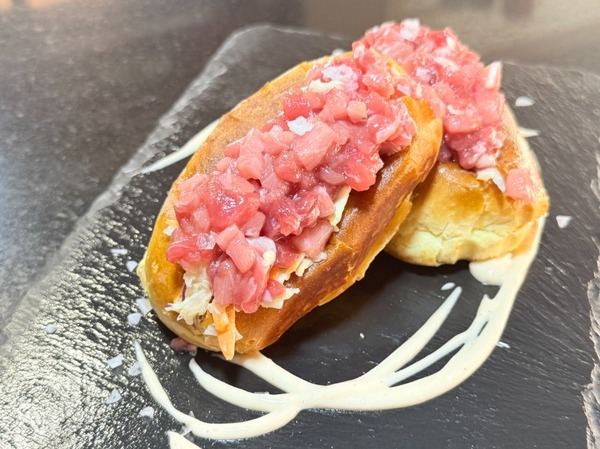 Brioche de Atún Rojo Salvaje, Ensalada Crujiente y Salsa Kimchinesa