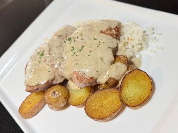 Medallones de Solomillo Ibérico a la Pimienta con Patatas Dólar y Arroz Salteado
