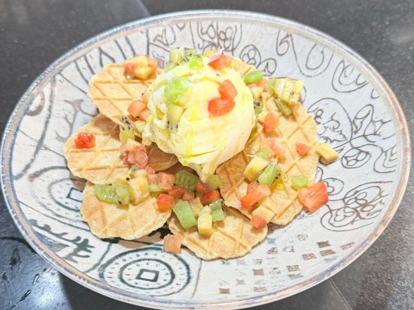 Wafles Chips, Helado de Vainilla al AOVE y Topping de Frutas