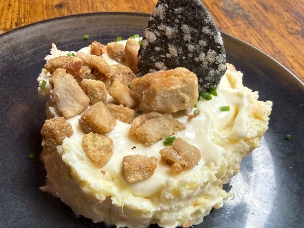 Ensaladilla con daditos de atún frito y alioli de lima