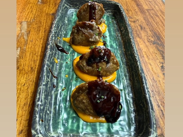 Gyozas de buey a la parrilla sobre reducción de disaronno y teriyaki