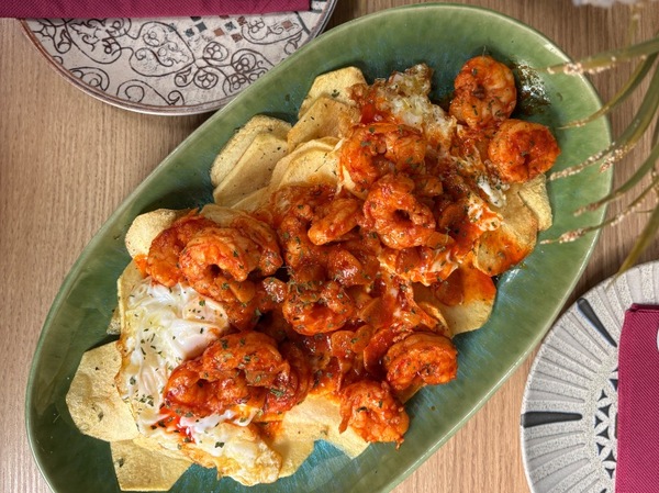 Patatas arrieras con gambones al ajillo 