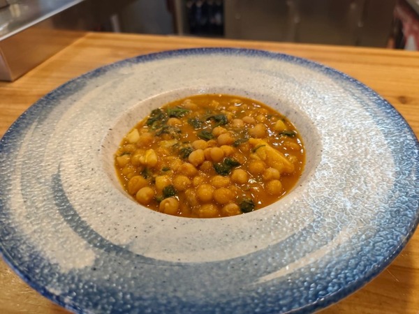 Garbanzos con bacalao y espinacas.