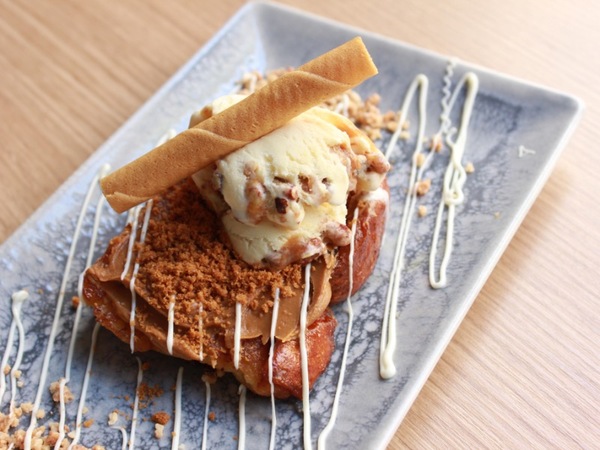 Torrija de pa brioche con crema de pistacho y helado de macadamia 