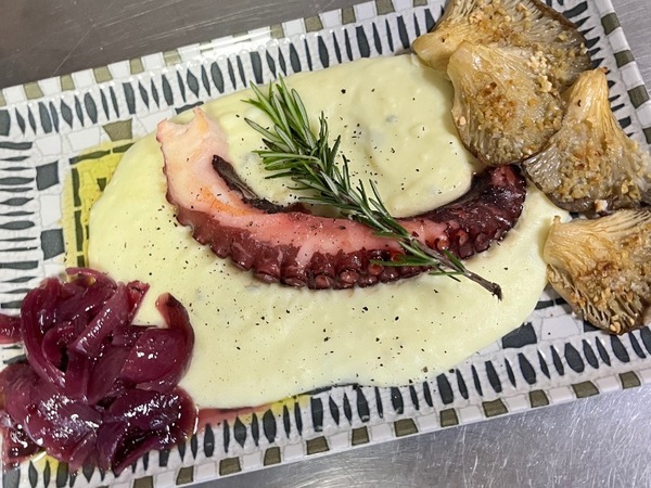Pata de pulpo a la brasa con pure de patatas y gorgonzola