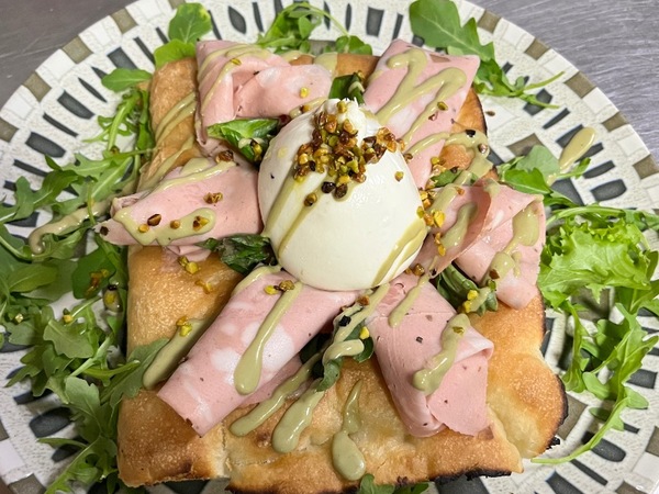 Foccacia genovese con burrata de trufa blanca con crema de pistachio, mortadela trufada y granella de pistacho