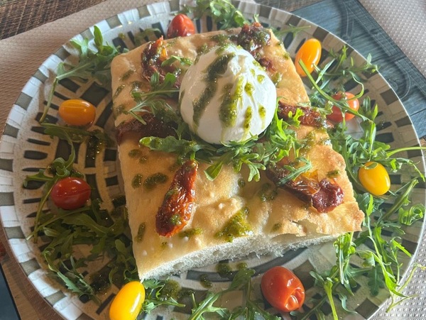 Focaccia genovese con Burrata con tomate seco y pesto de albahaca