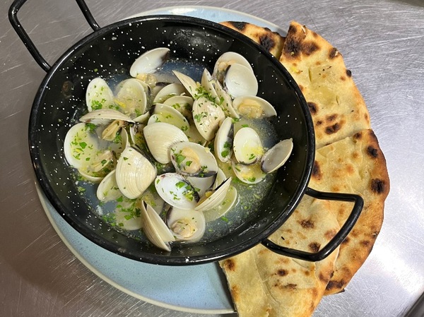 Almejas en salsa con vino blanco, ajo, perejil y cáscara limón