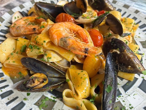 Pasta fresca calamarata con Fruti di mare