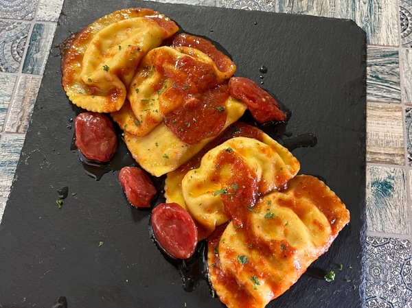 Raviolis de marisco fresco del chef