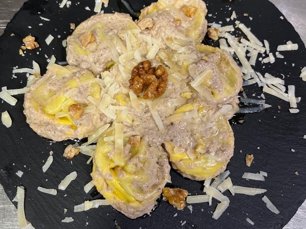 Raviolis de carne con salsa de parmesano y nueces caramelizadas