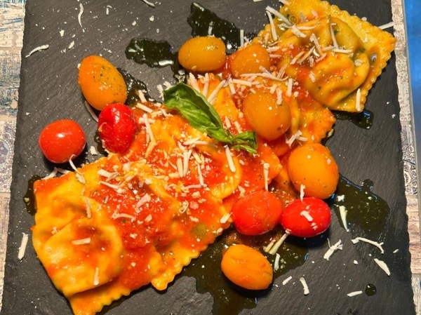 Raviolis con tomate y bufala