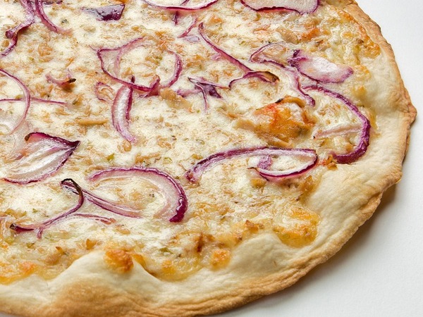 Pizza sottile al tonno